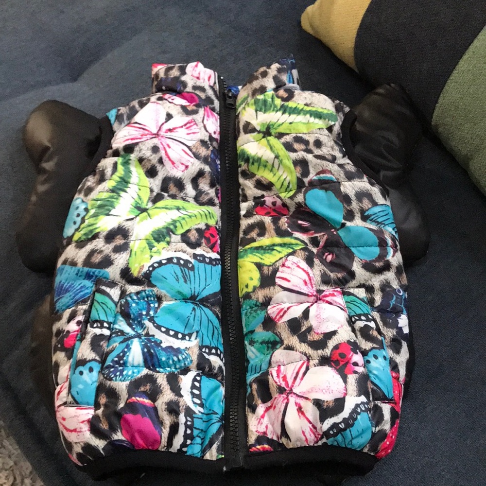 Puffer vest, nice and clean looks new. Worn few times. Excellent condition